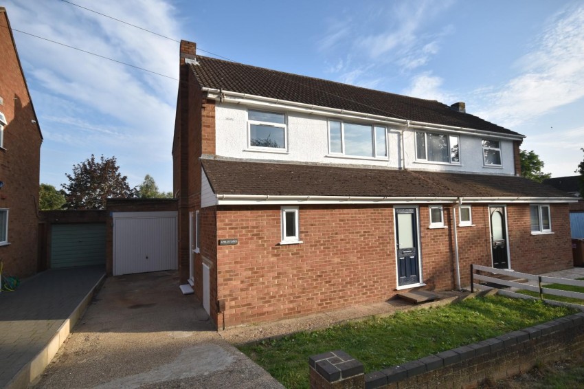 3 bedroom Semi-detached house Let