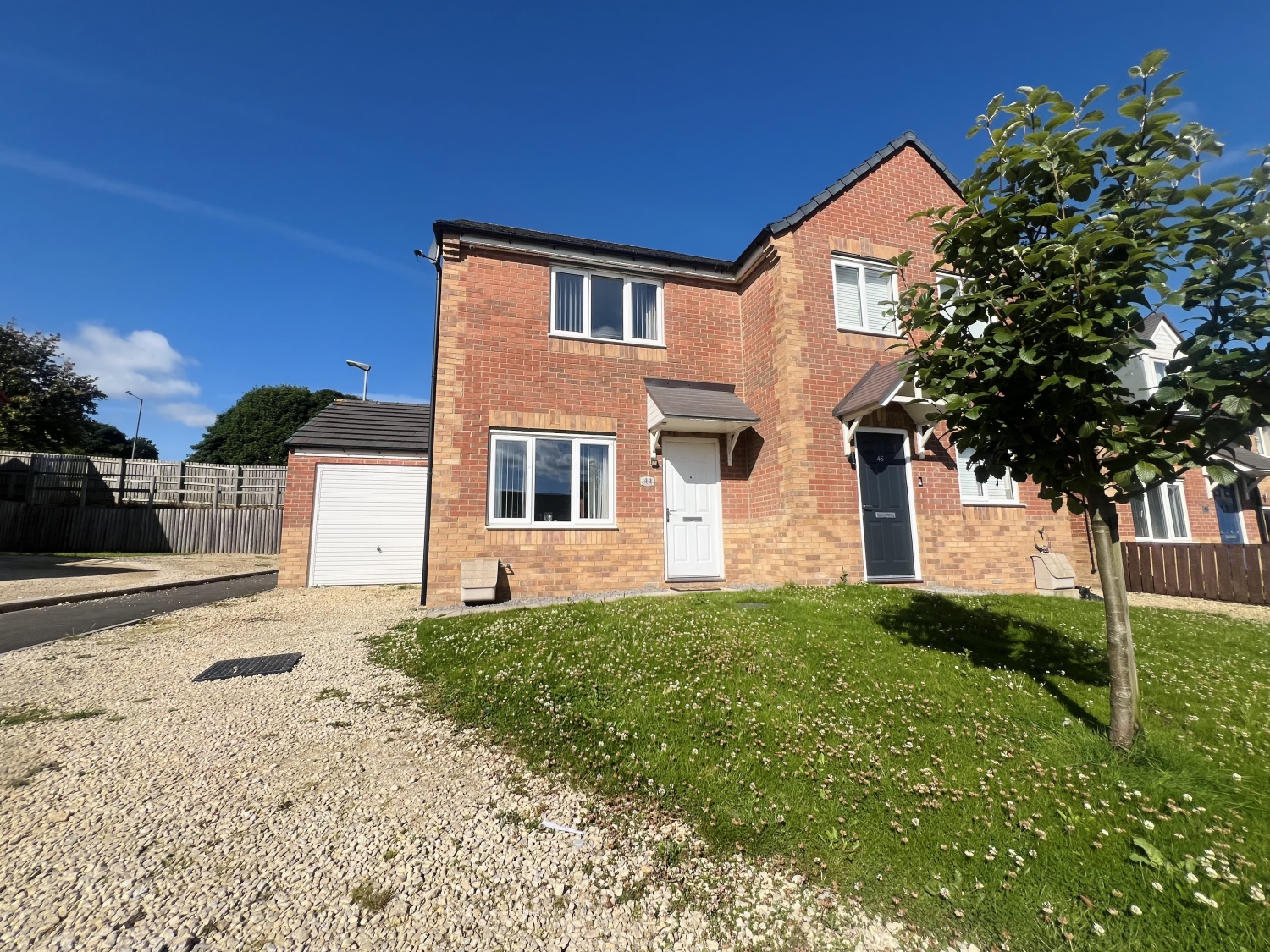 2 bedroom Semi-Detached For Sale