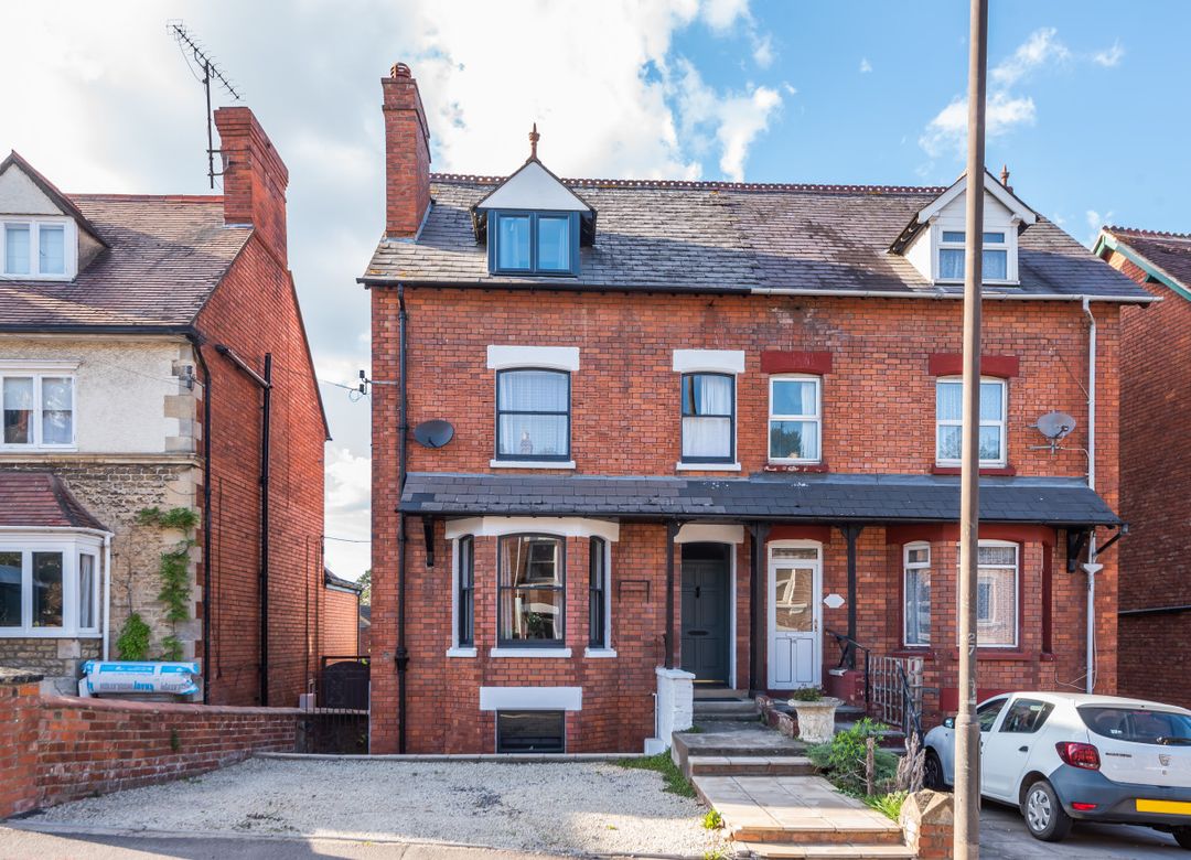 6 bedroom Semi-detached house Sold