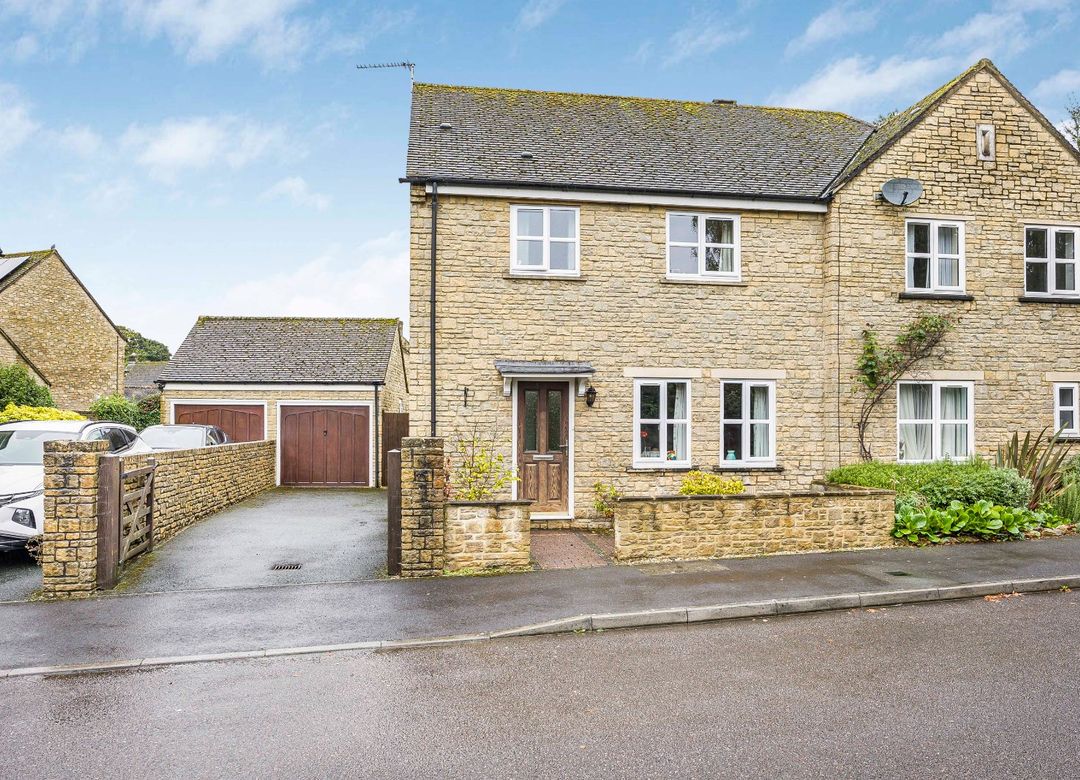 3 bedroom Semi-Detached House Sold
