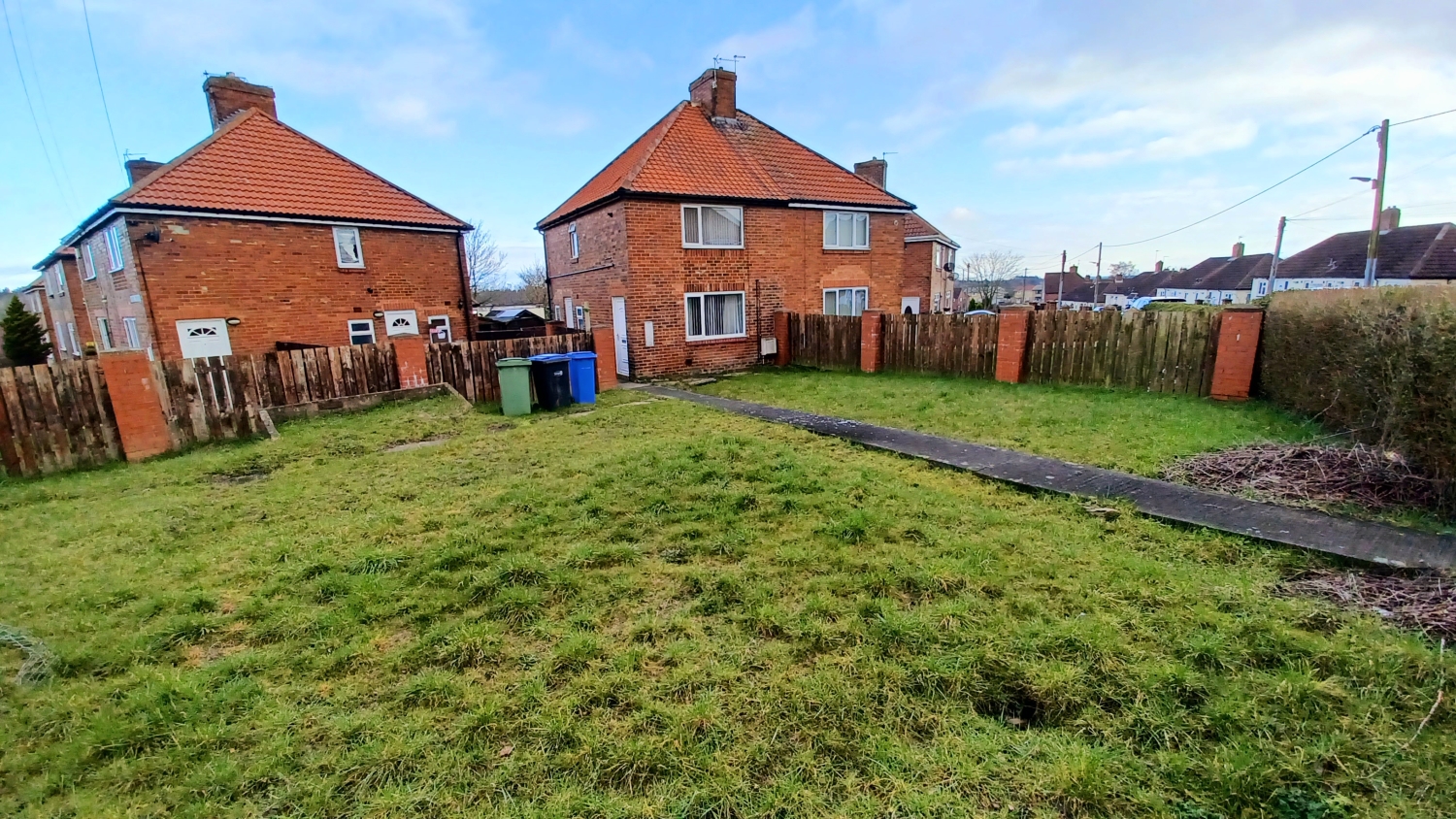 3 bedroom Semi-detached house Under Offer