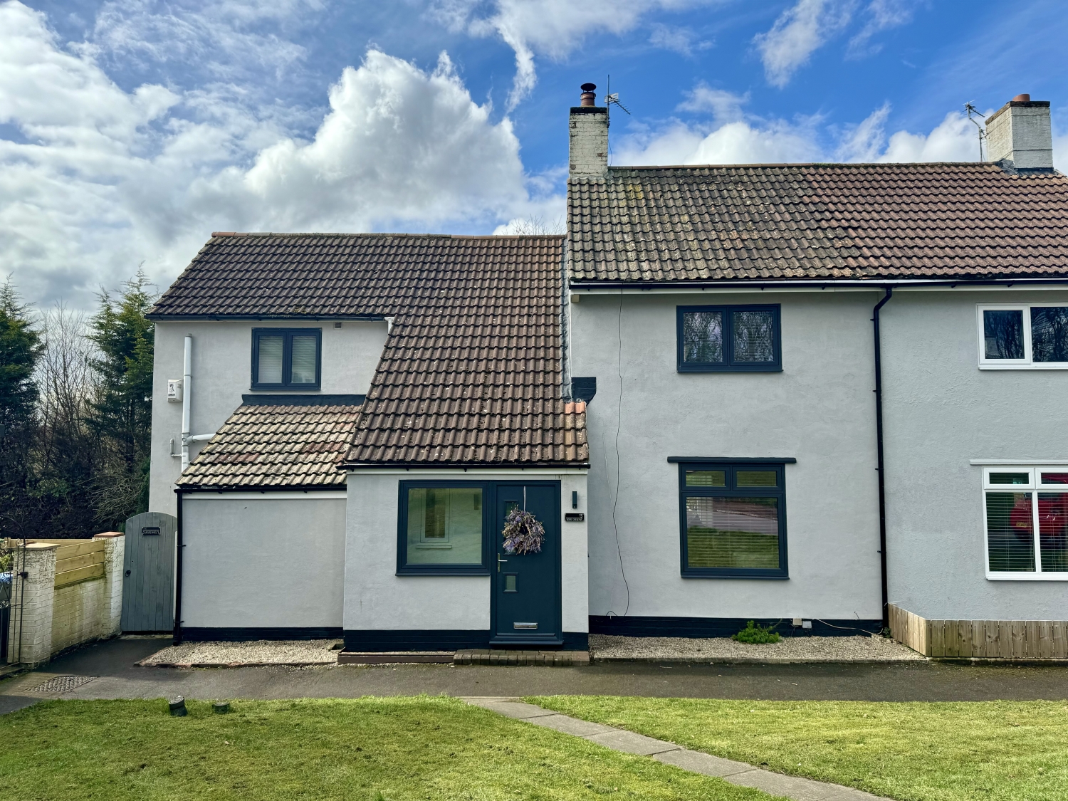 3 bedroom Semi-detached house Under Offer