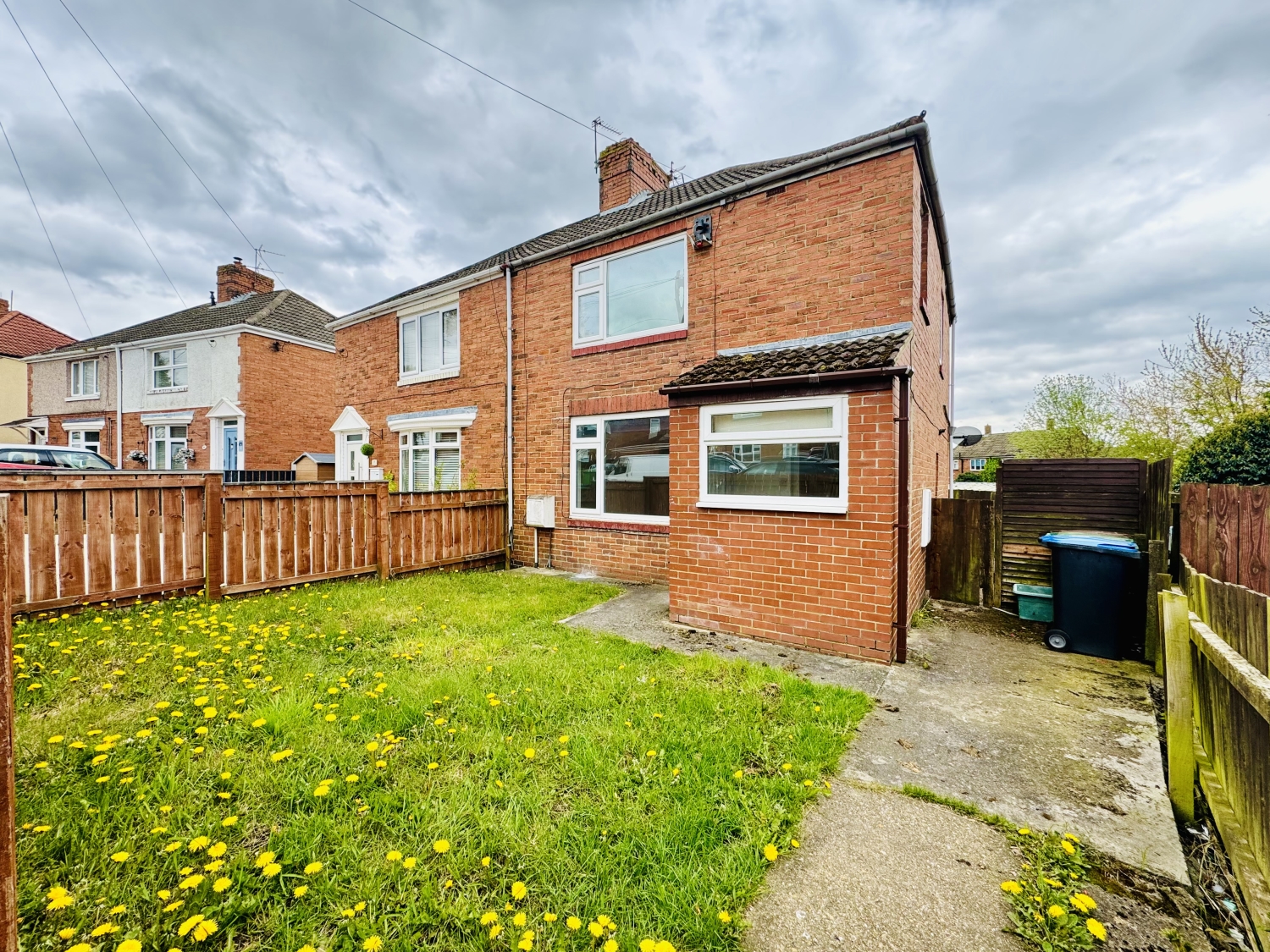 3 bedroom Semi-detached house Under Offer