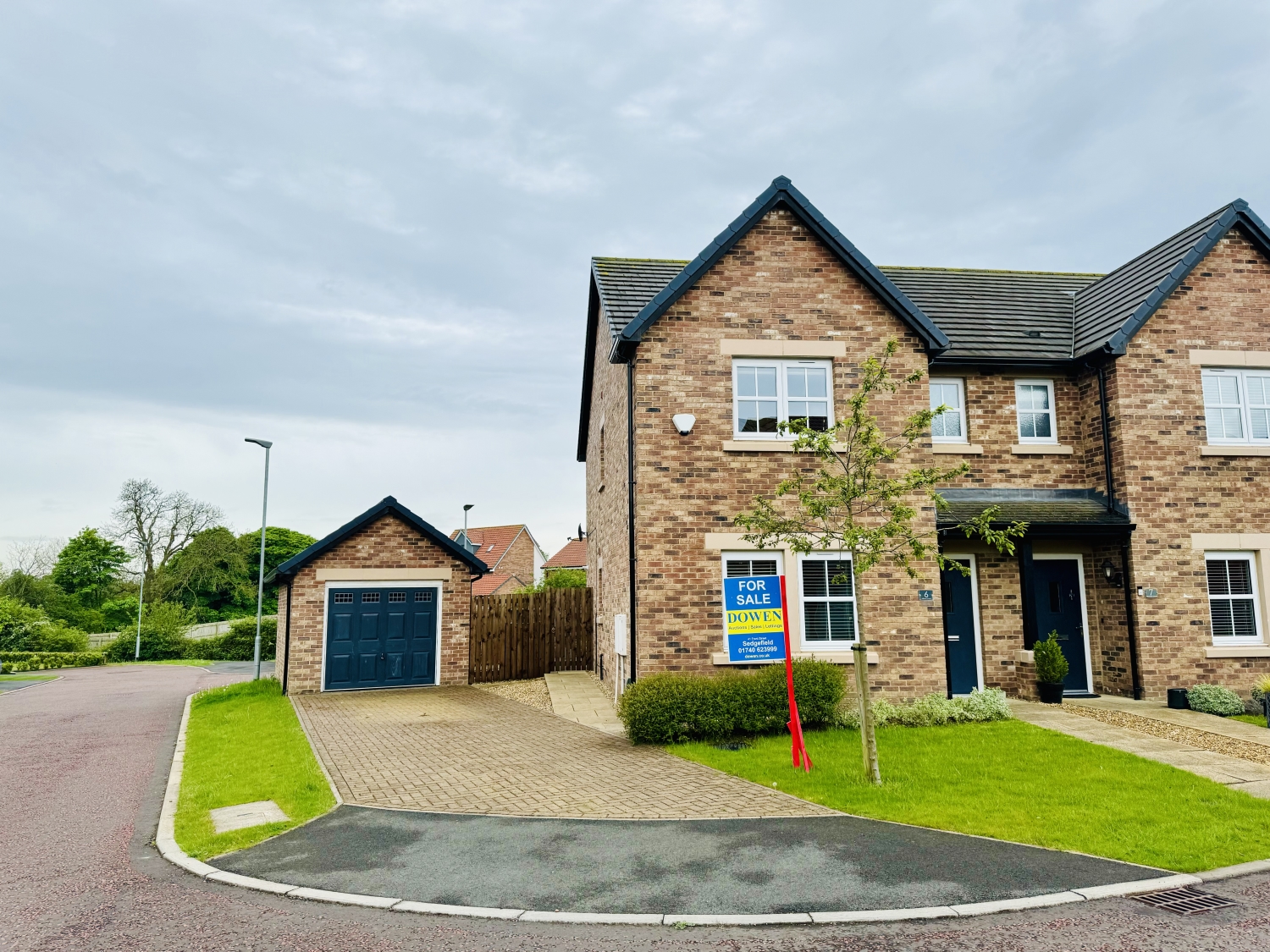 3 bedroom Semi-detached house Under Offer