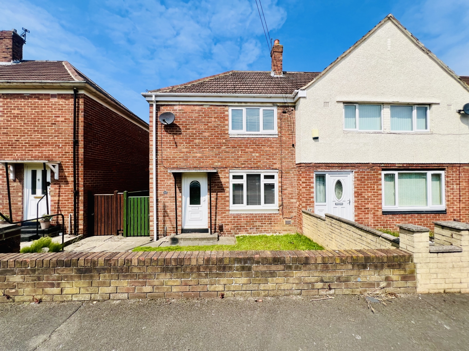 2 bedroom Semi-detached house Under Offer
