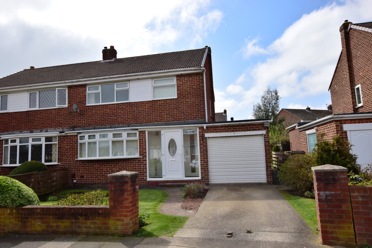 3 bedroom Semi-detached house Under Offer