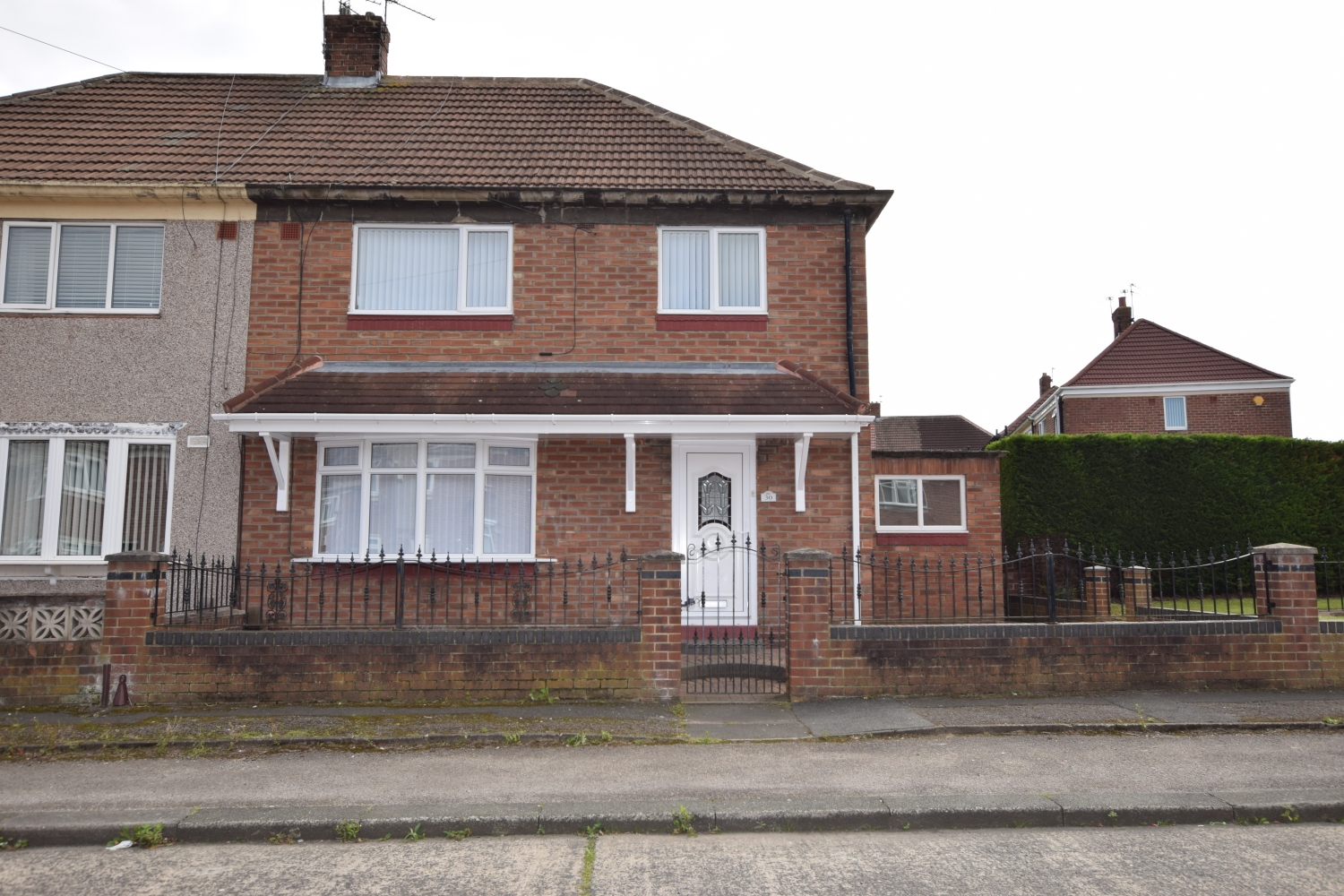 3 bedroom Semi-detached house Under Offer