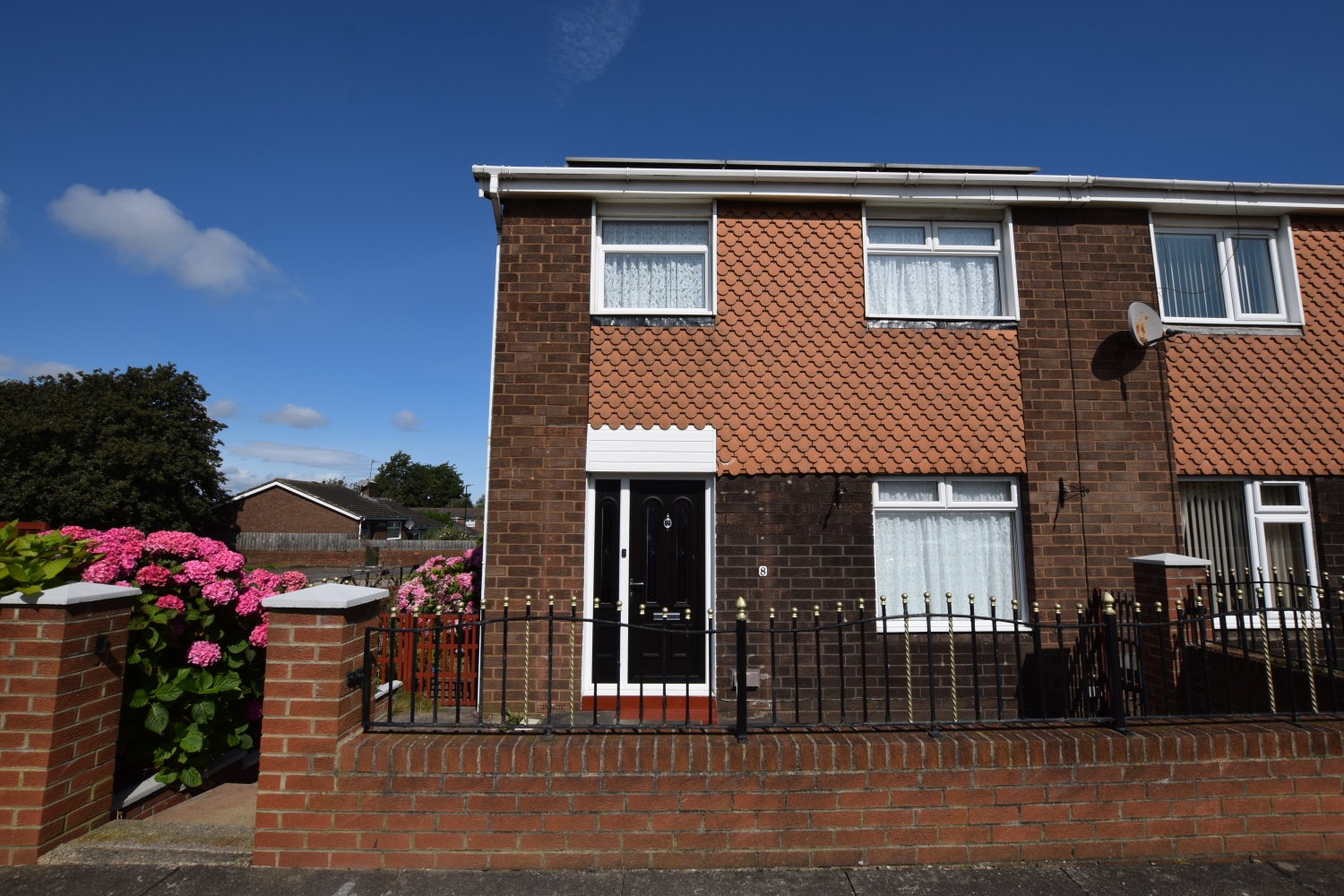3 bedroom Semi-detached house Under Offer