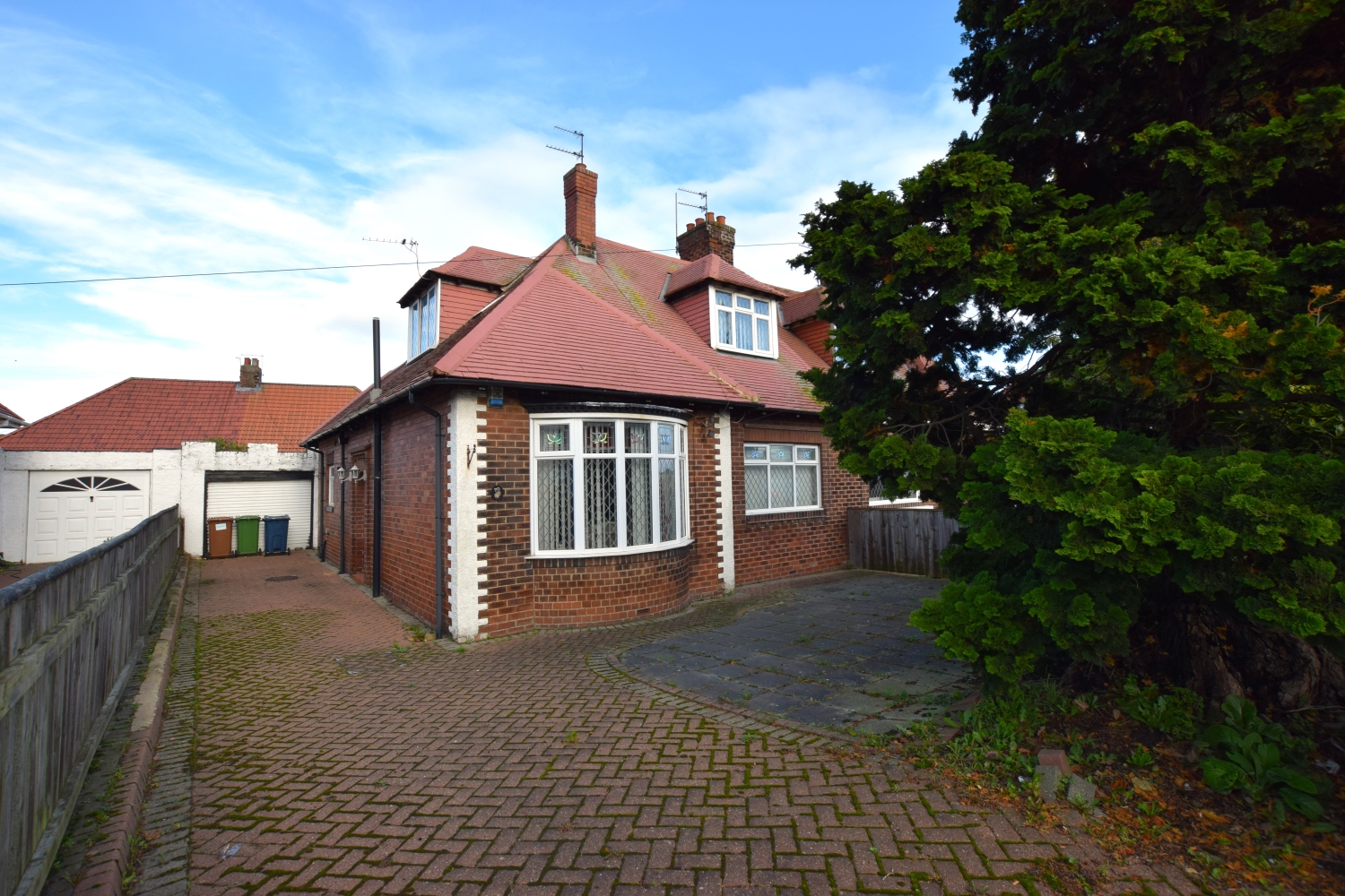 3 bedroom Semi-detached house Under Offer