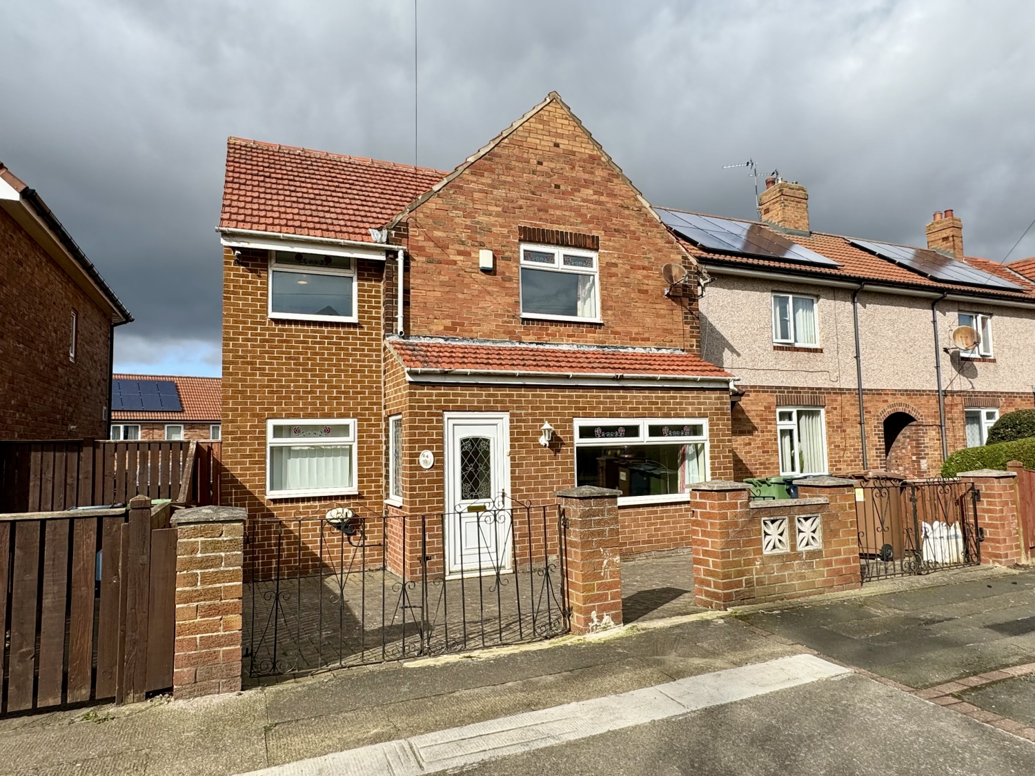5 bedroom Semi-detached house Under Offer