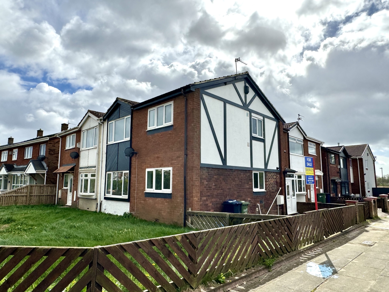 3 bedroom Semi-detached house Under Offer