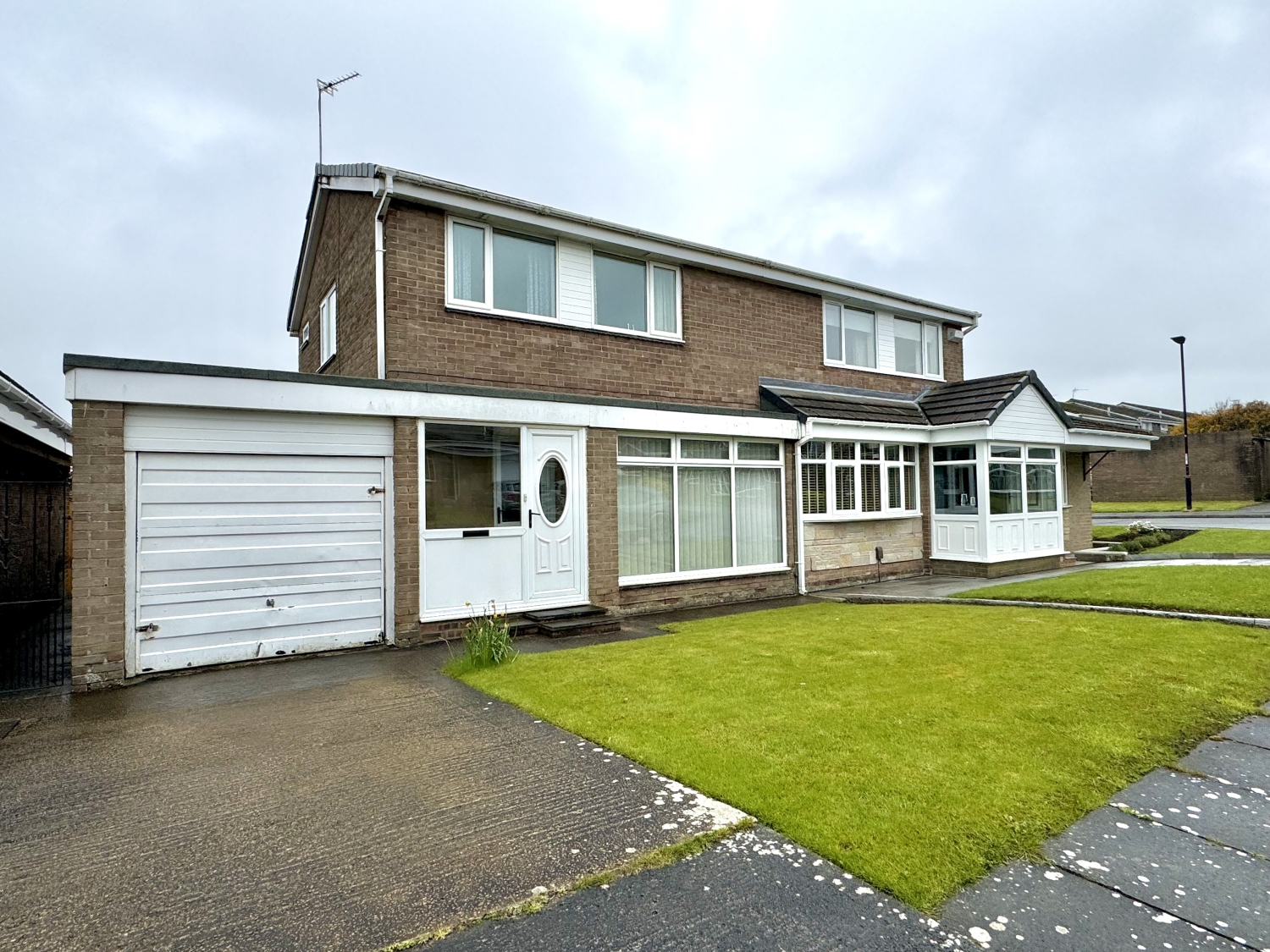3 bedroom Semi-detached house Under Offer