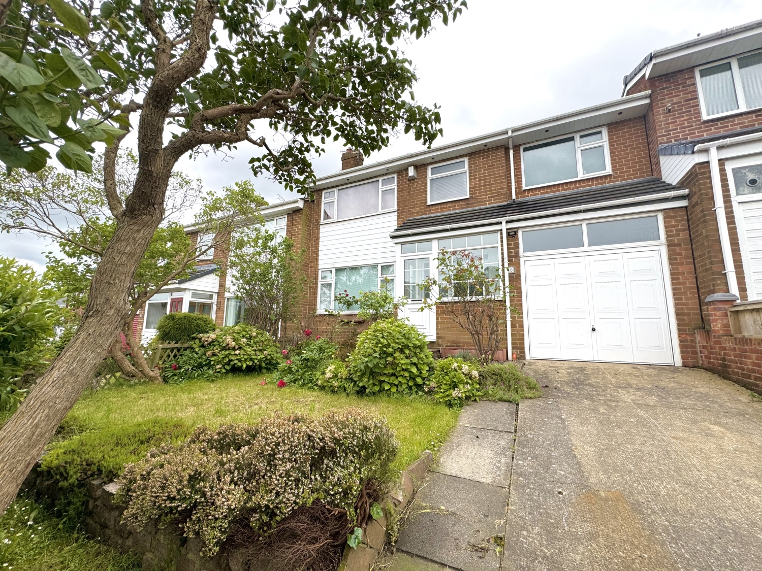 4 bedroom Semi-detached house Under Offer