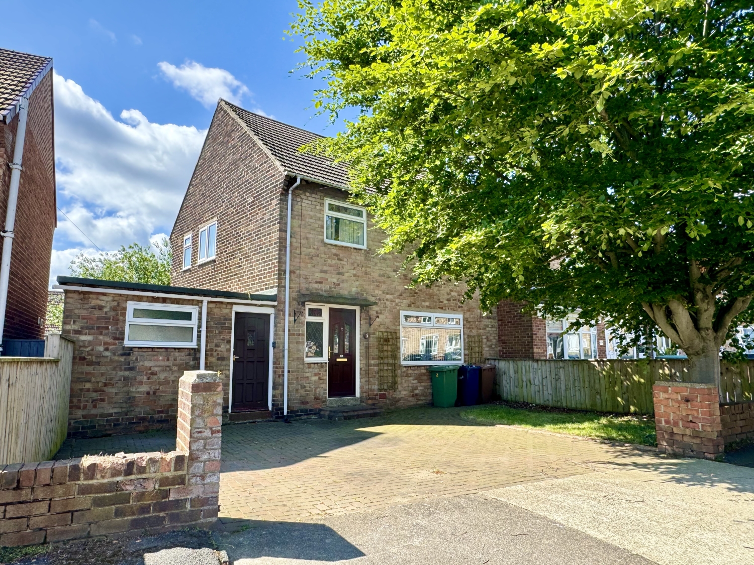 3 bedroom Semi-detached house Under Offer