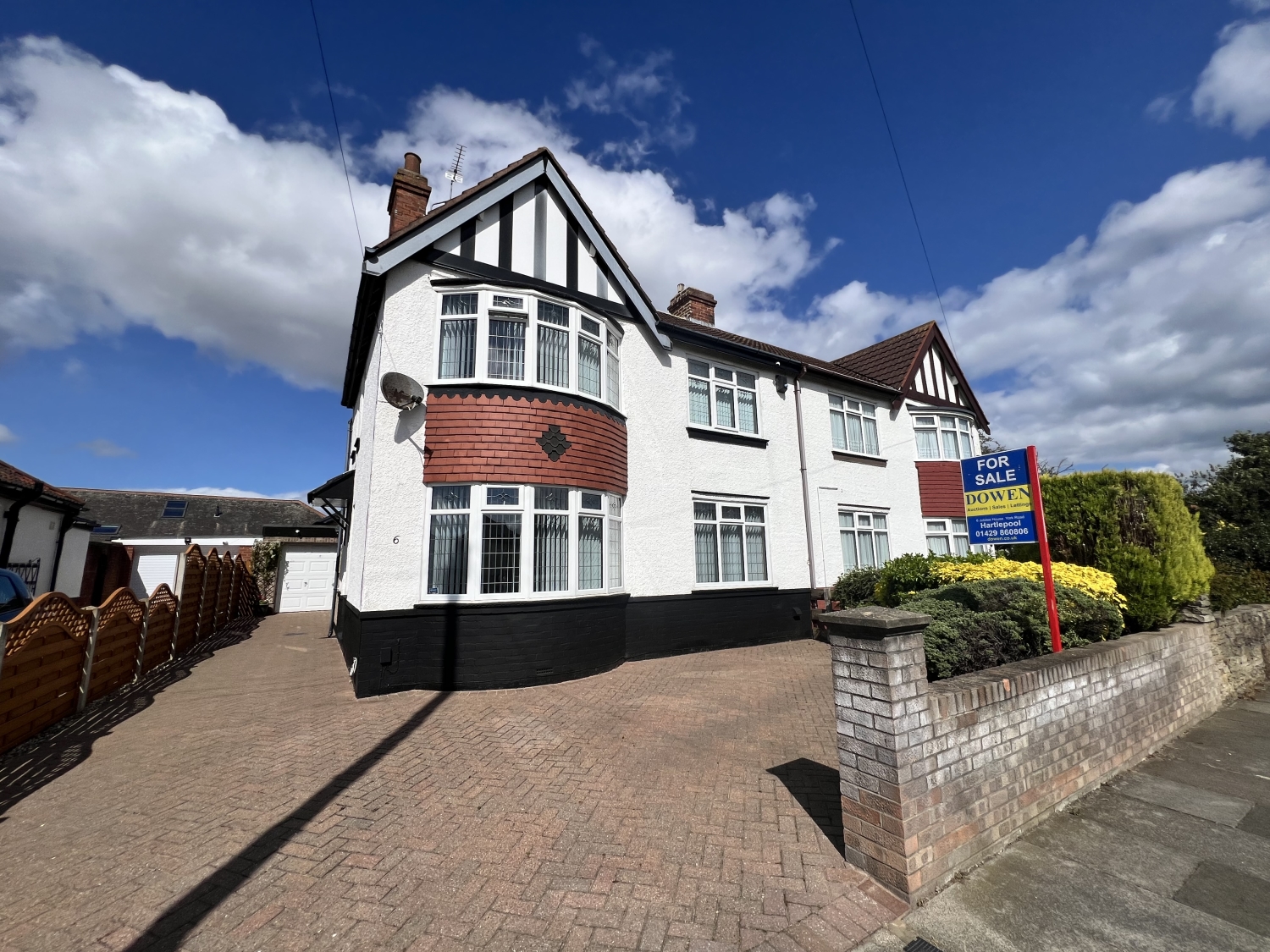 3 bedroom Semi-detached house Under Offer