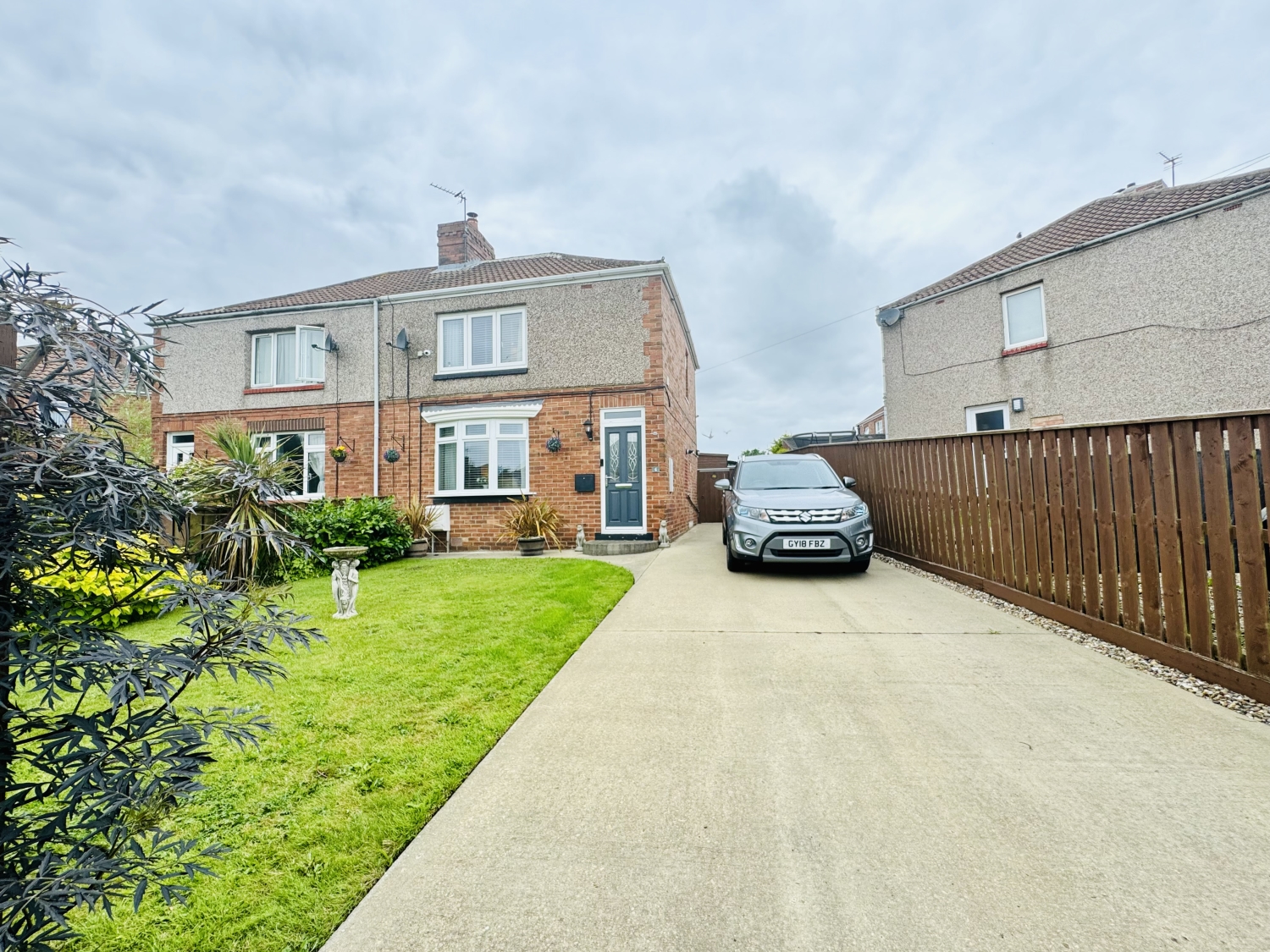 2 bedroom Semi-detached house Under Offer