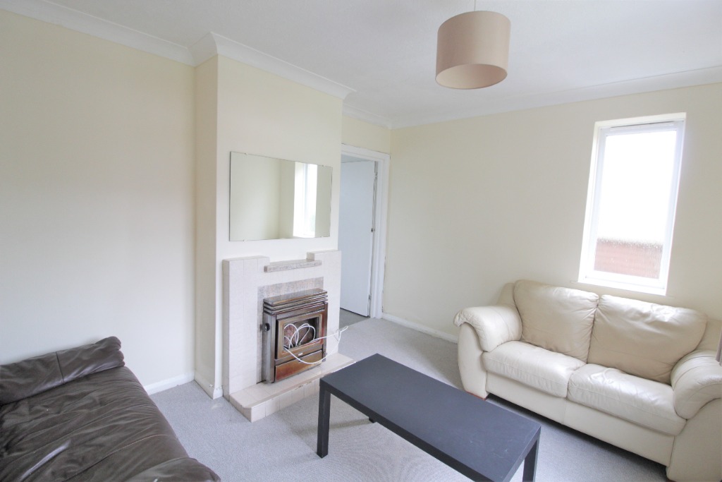 5 bedroom Semi-Detached House To Let