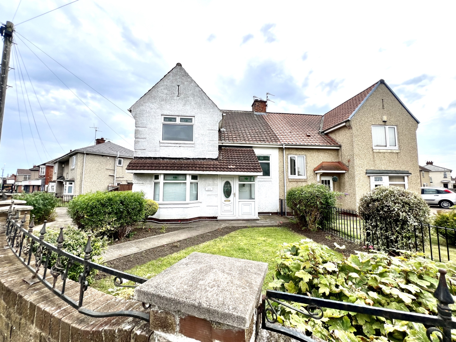 3 bedroom Semi-detached house Under Offer
