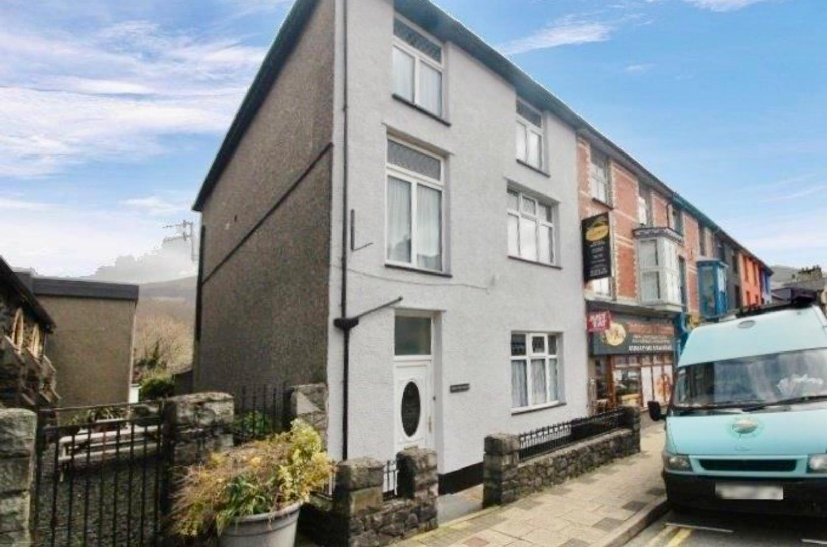 6 bedroom End of Terrace House For Sale