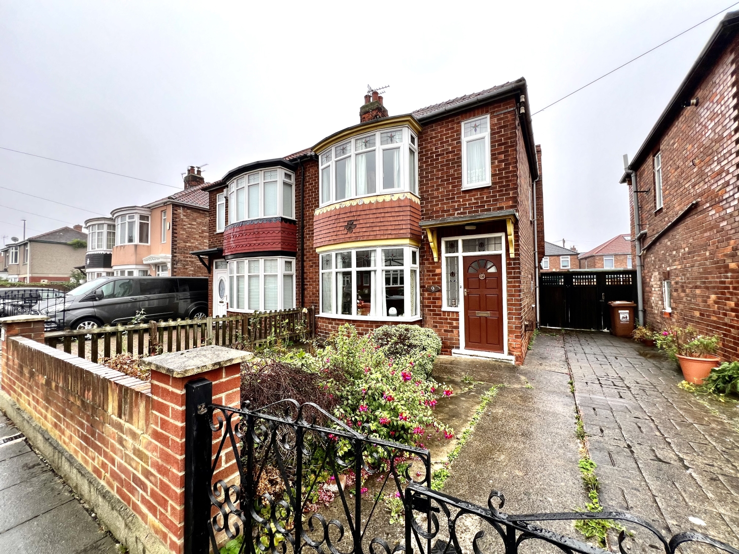 3 bedroom Semi-detached house Under Offer