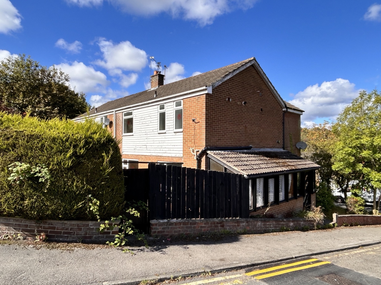 3 bedroom Semi-detached house Under Offer