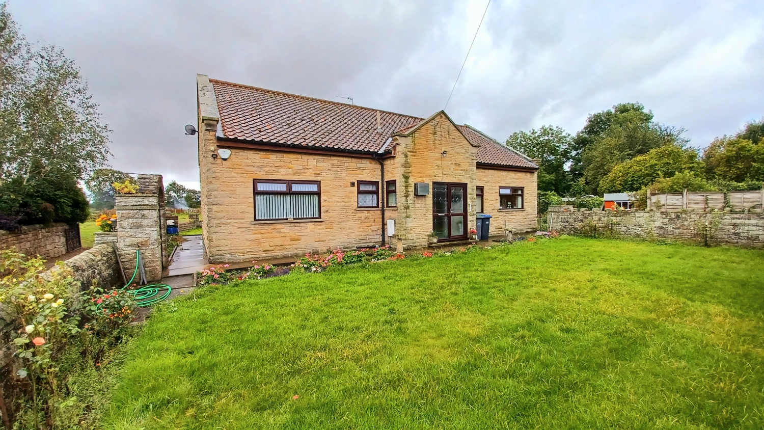 6 bedroom Detached house Under Offer