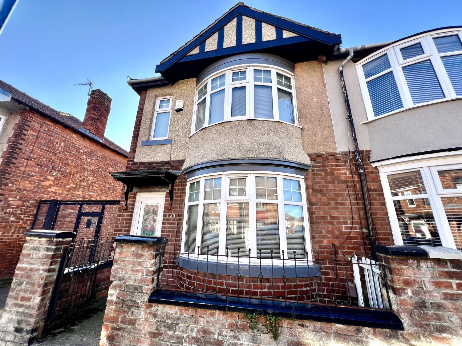 2 bedroom Terraced For Sale