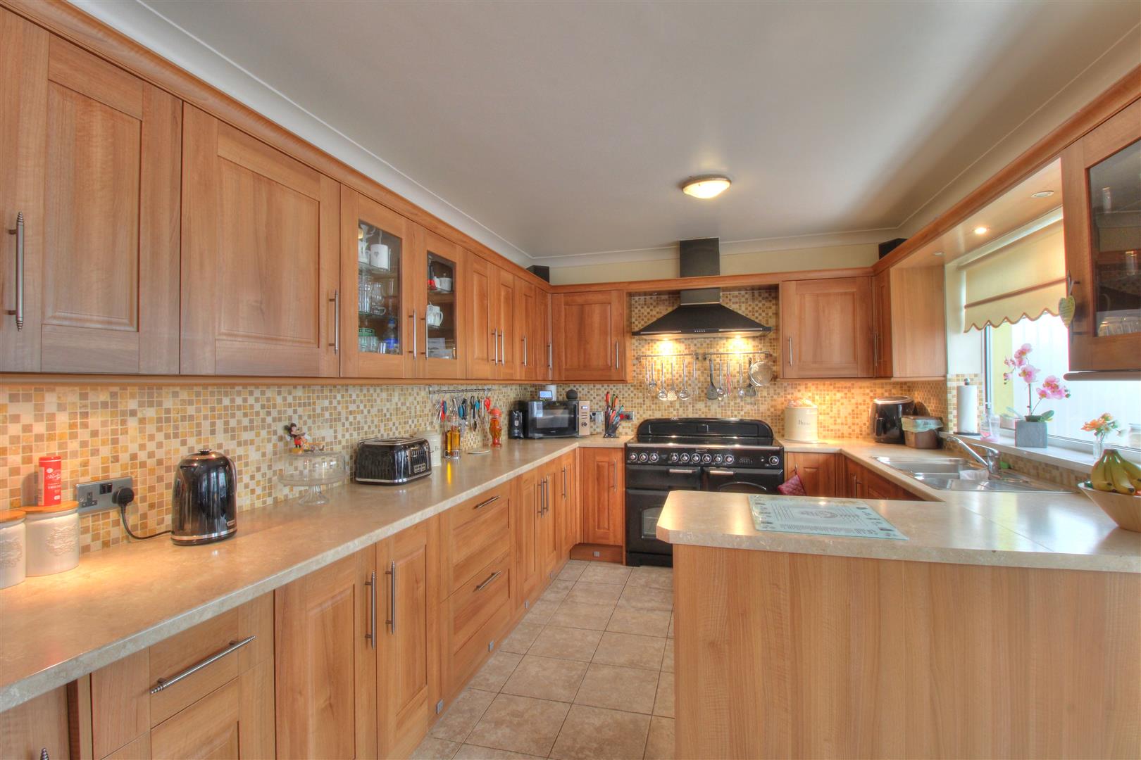 6 bedroom Semi-Detached House For Sale