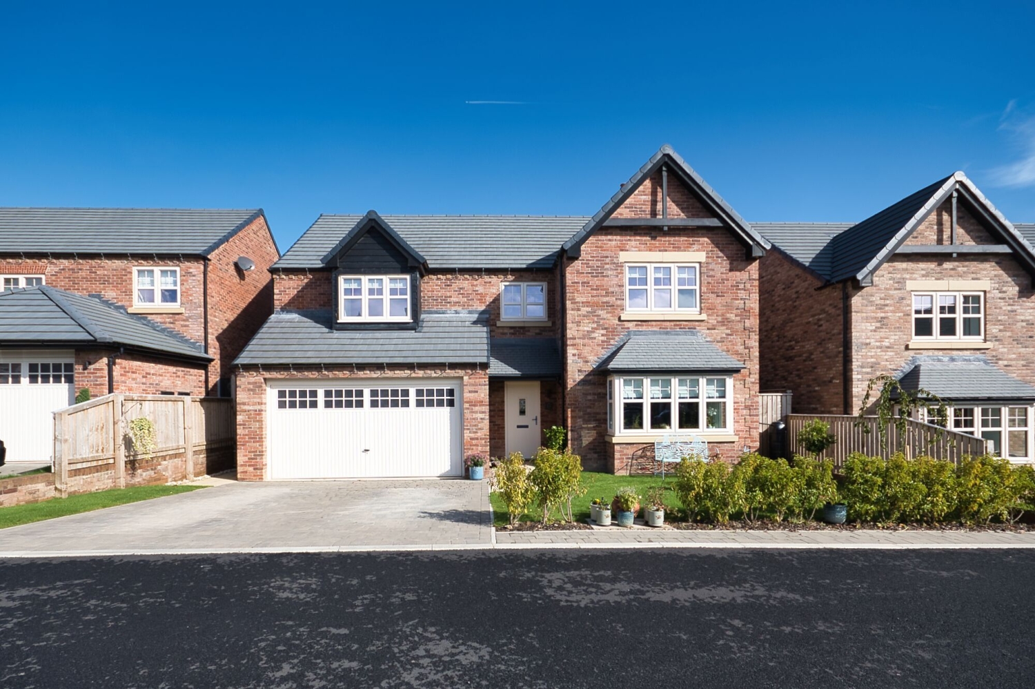 5 bedroom Detached house Under Offer