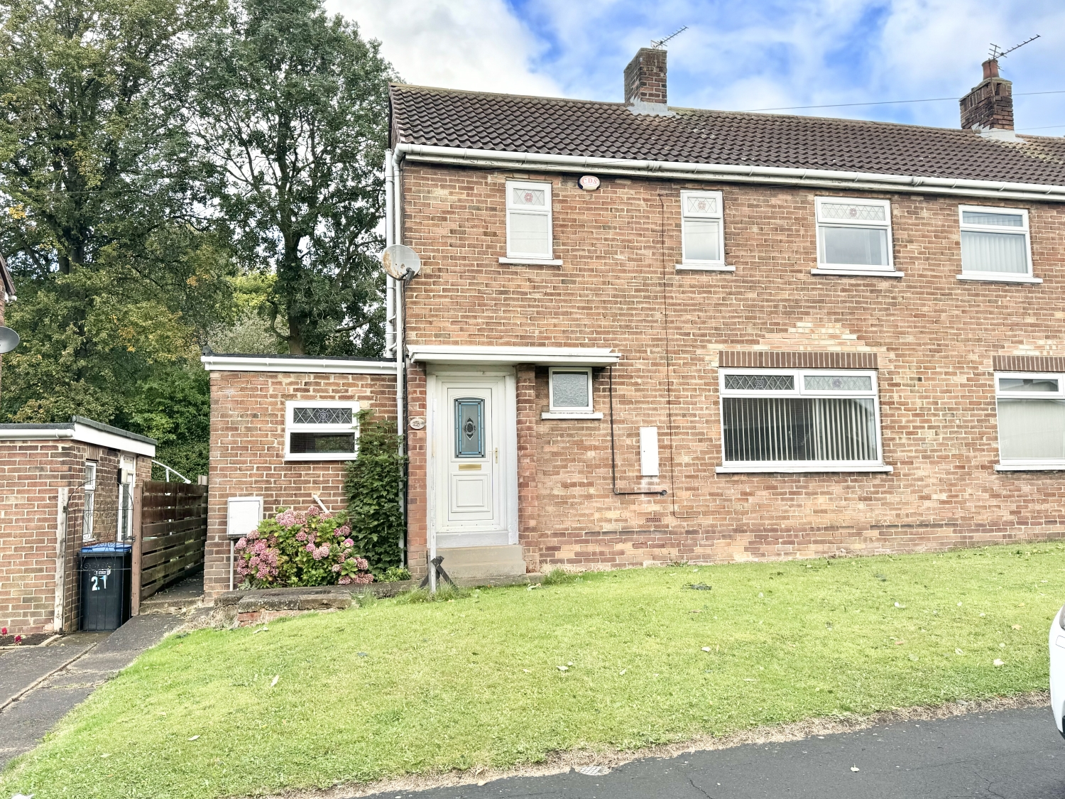 2 bedroom Semi-detached house Under Offer