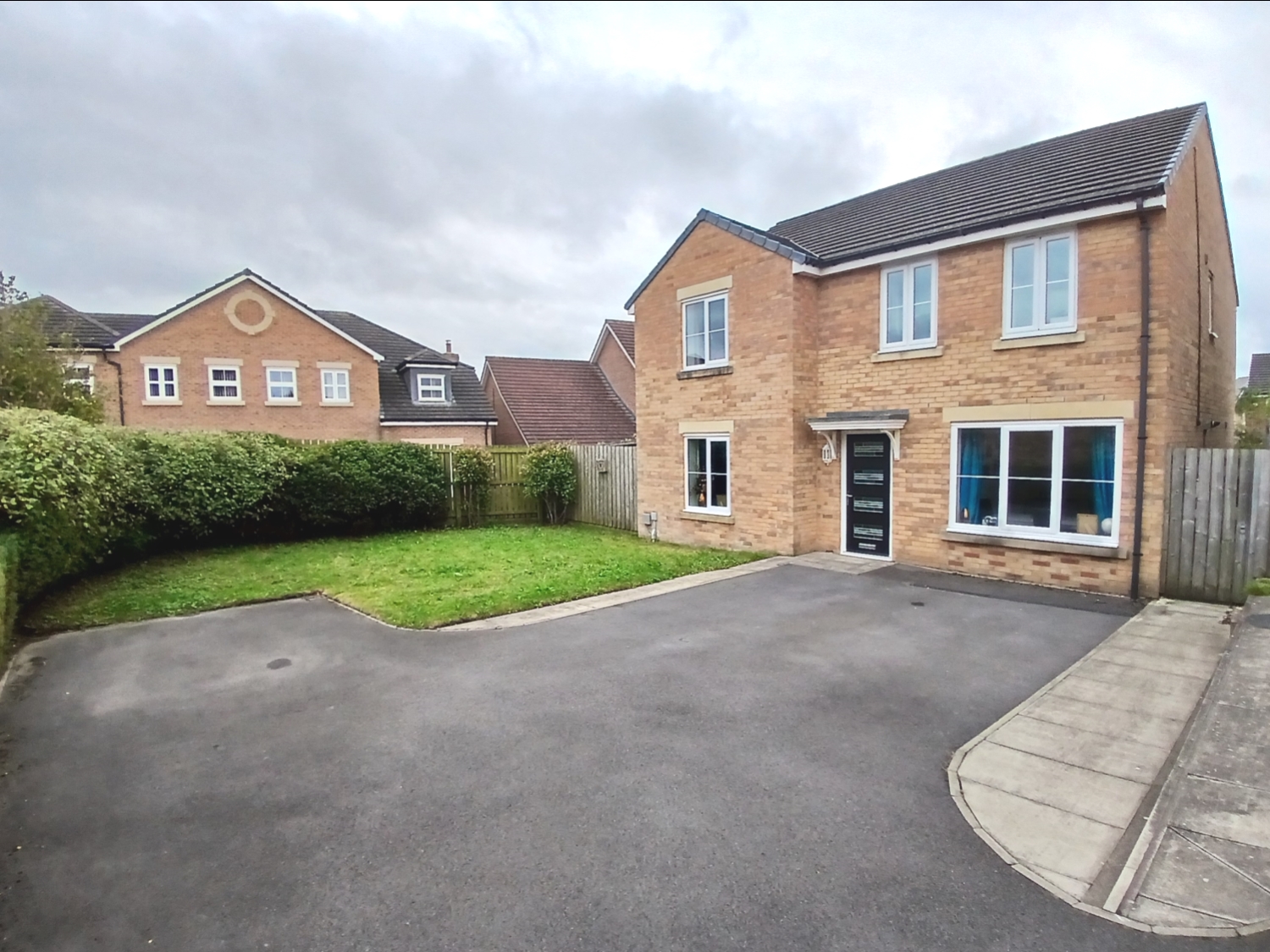 4 bedroom Detached house Under Offer