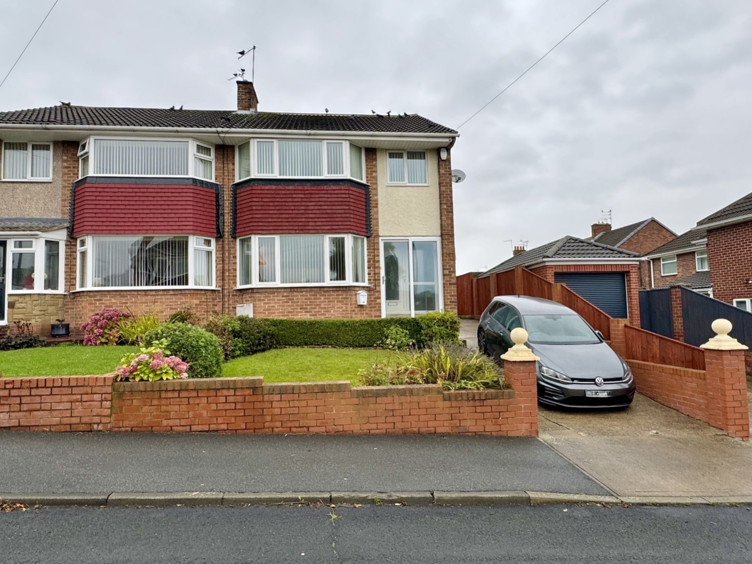 3 bedroom Semi-detached house Under Offer