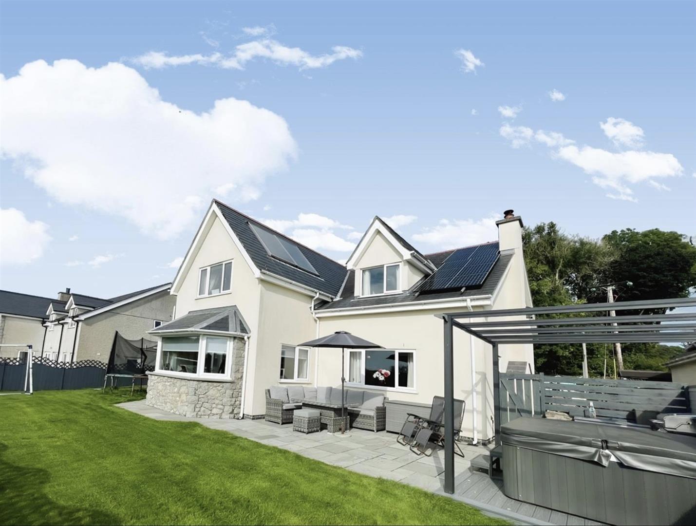 6 bedroom Detached House For Sale