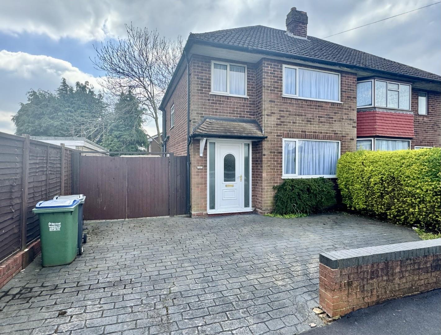 3 bedroom Semi-detached house Let
