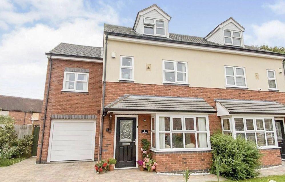 4 bedroom Semi-detached house Let