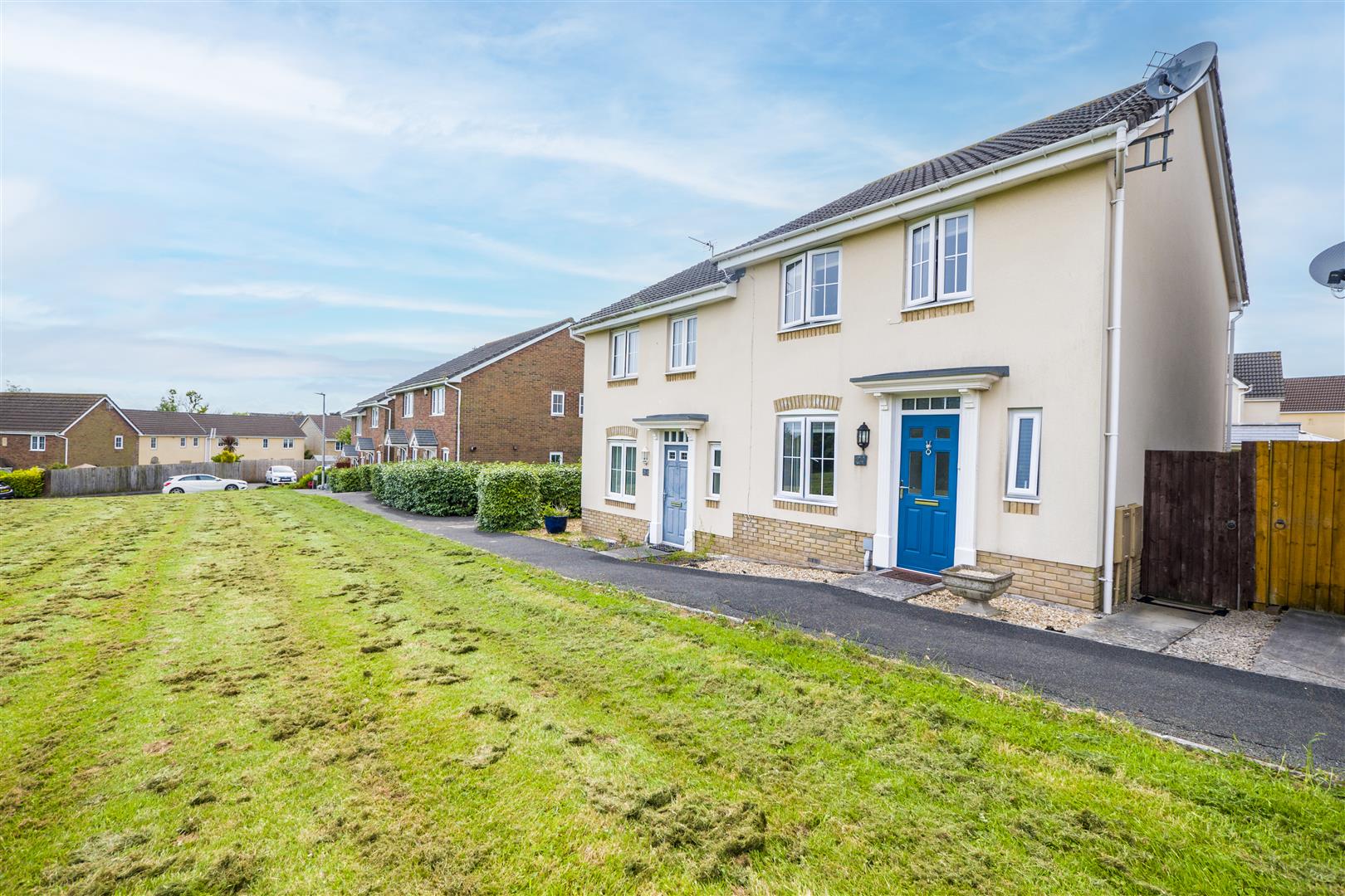3 bedroom Semi-Detached House For Sale