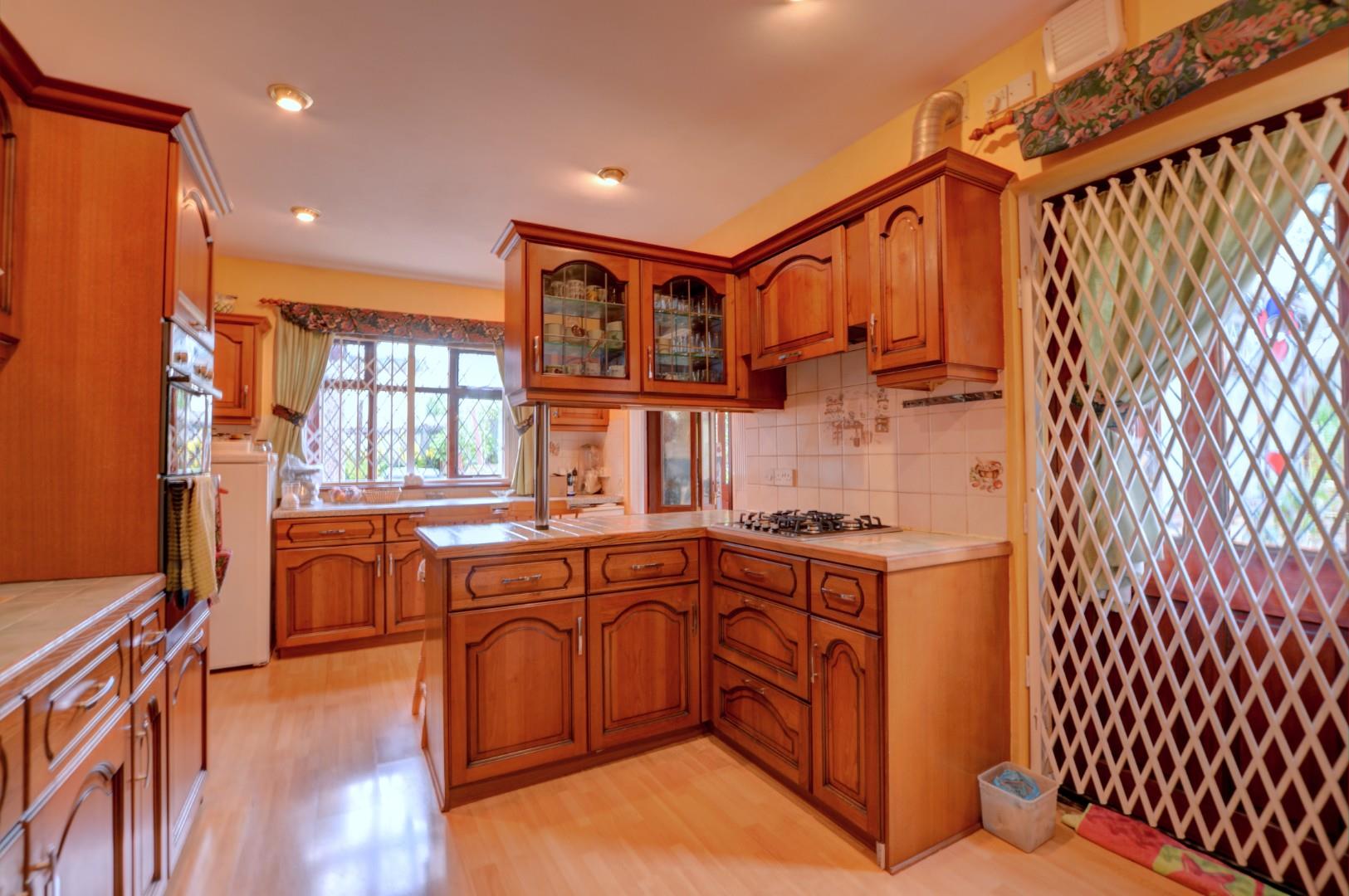 6 bedroom Detached For Sale