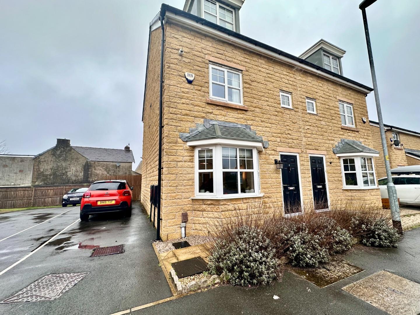 3 bedroom Semi-Detached For Sale