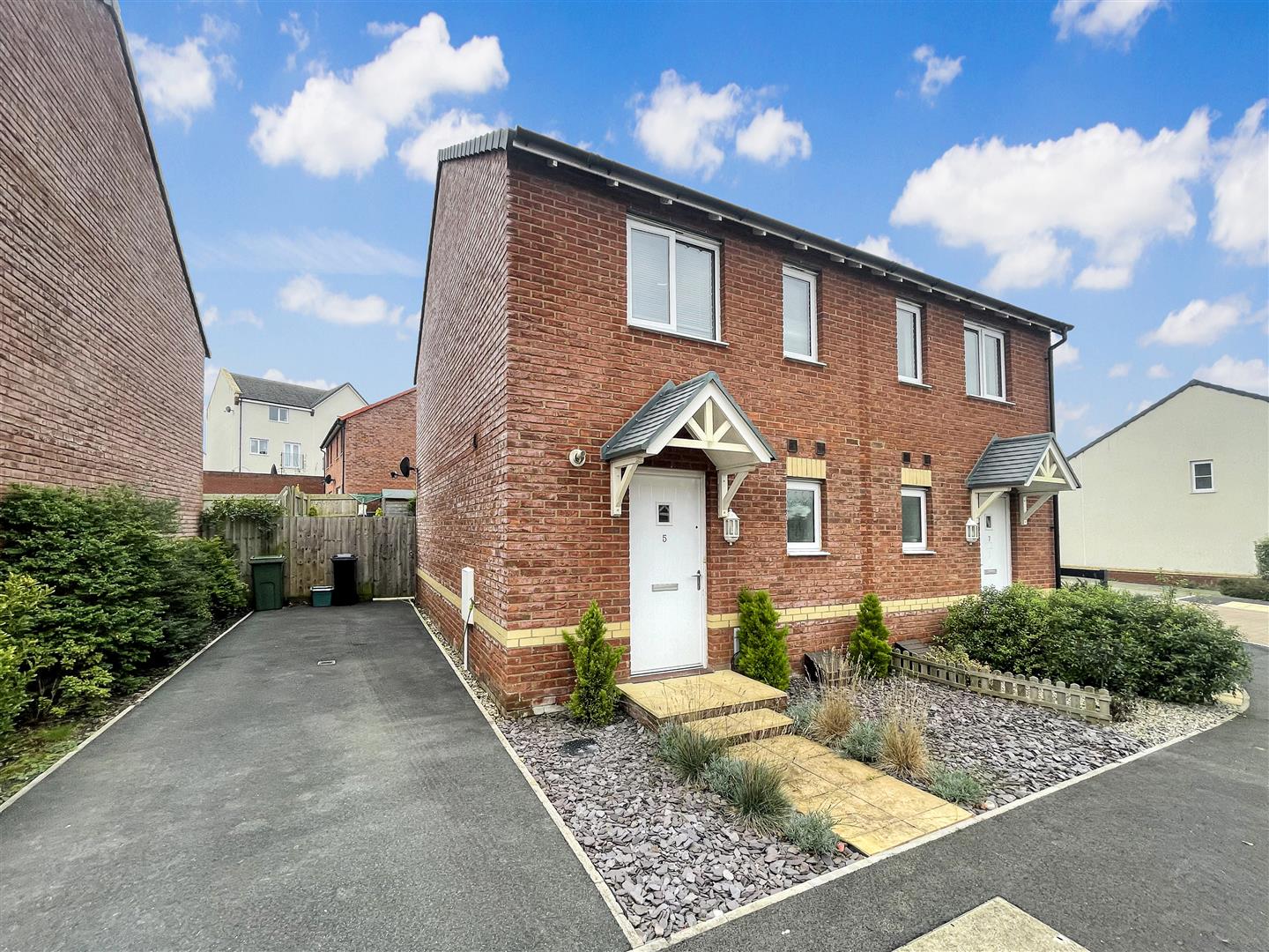 2 bedroom Semi-Detached House For Sale