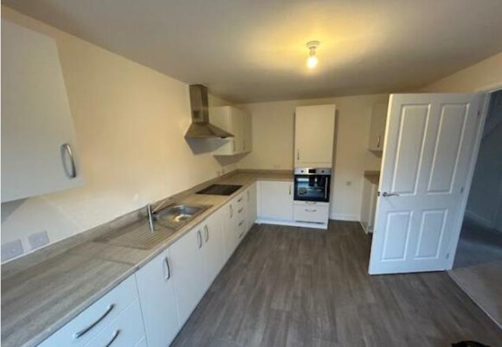 3 bedroom Semi-Detached House To Let