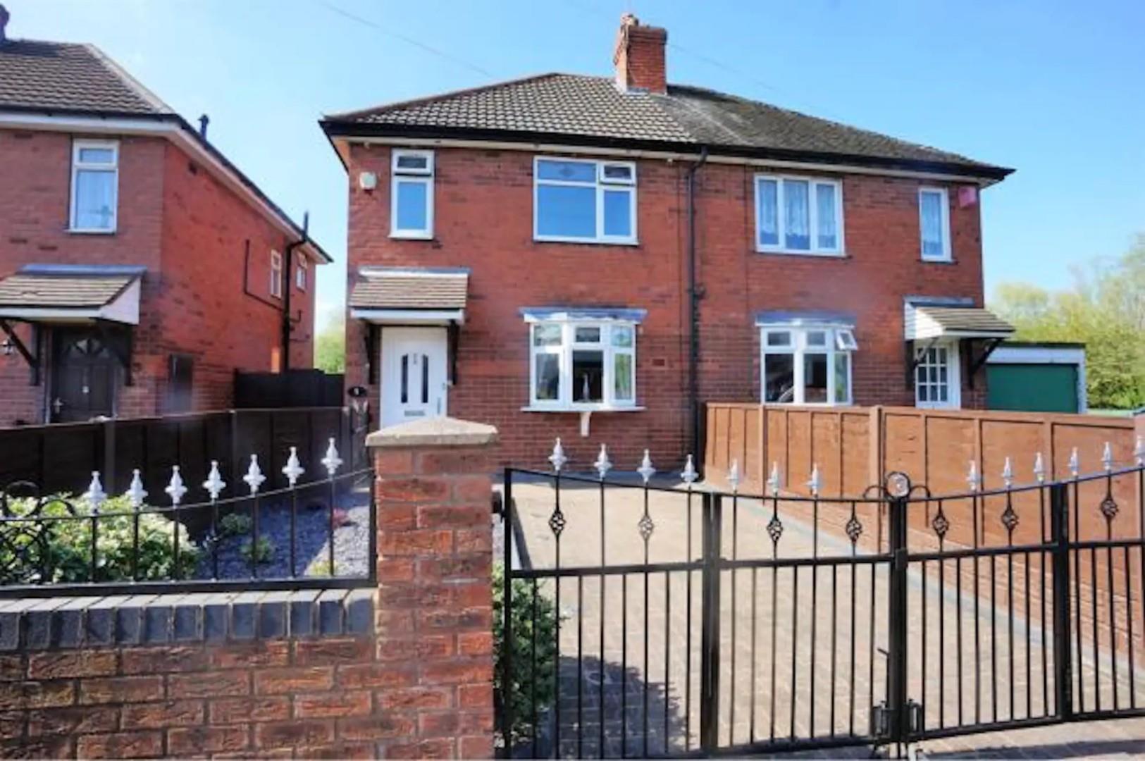 2 bedroom Semi-detached house Let