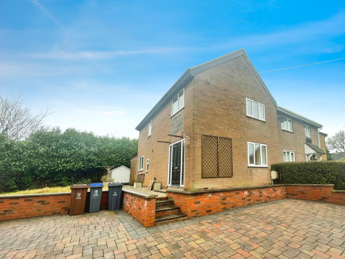 3 bedroom Semi-detached house Let