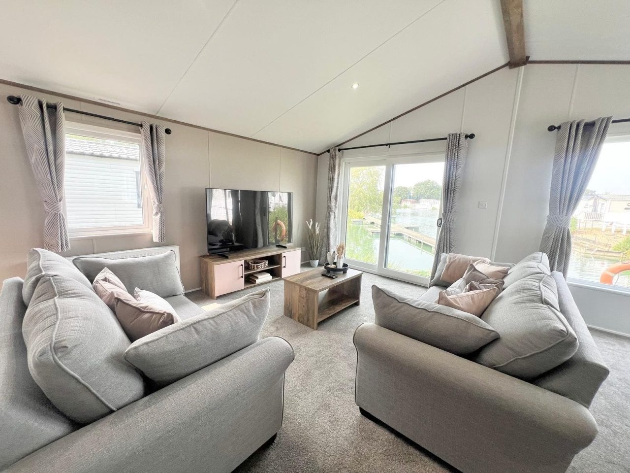 2 bedroom Lodge For Sale
