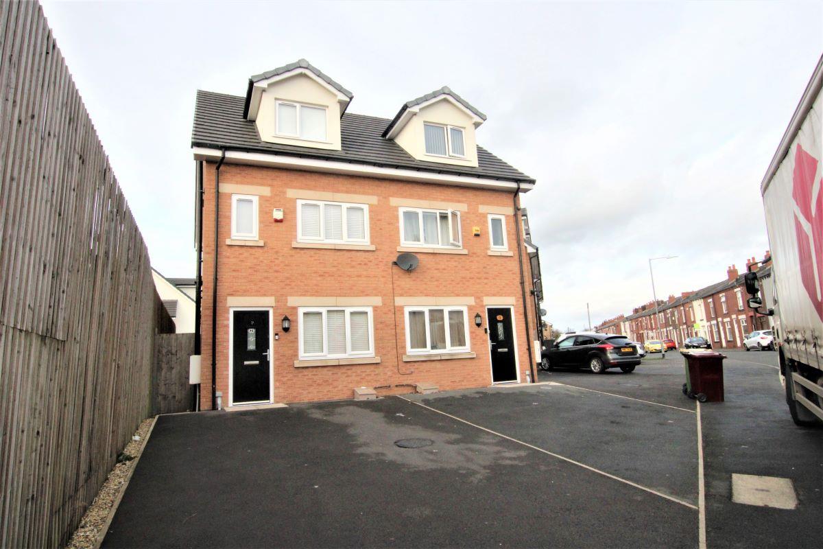 4 bedroom Semi-detached house Let