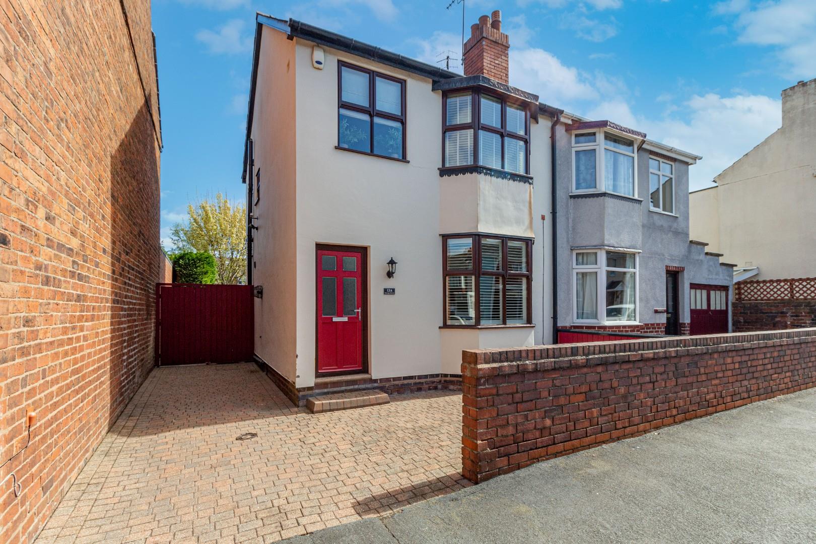 3 bedroom Semi-Detached House SSTC