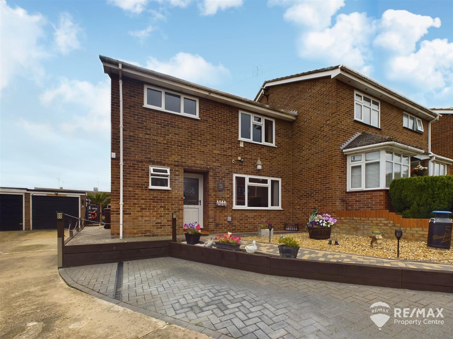 3 bedroom Semi-detached house SSTC