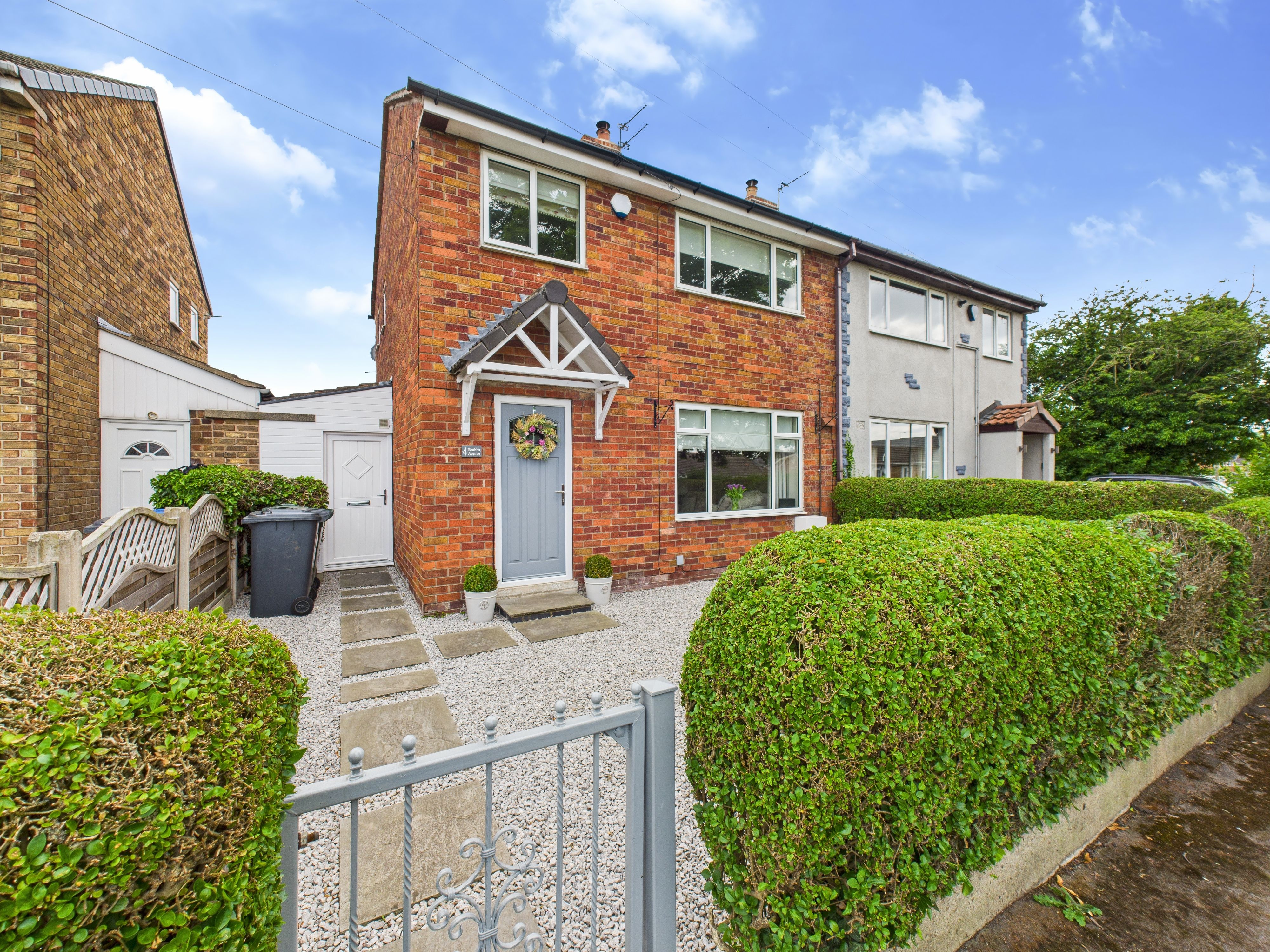 3 bedroom Semi-detached house Under Offer