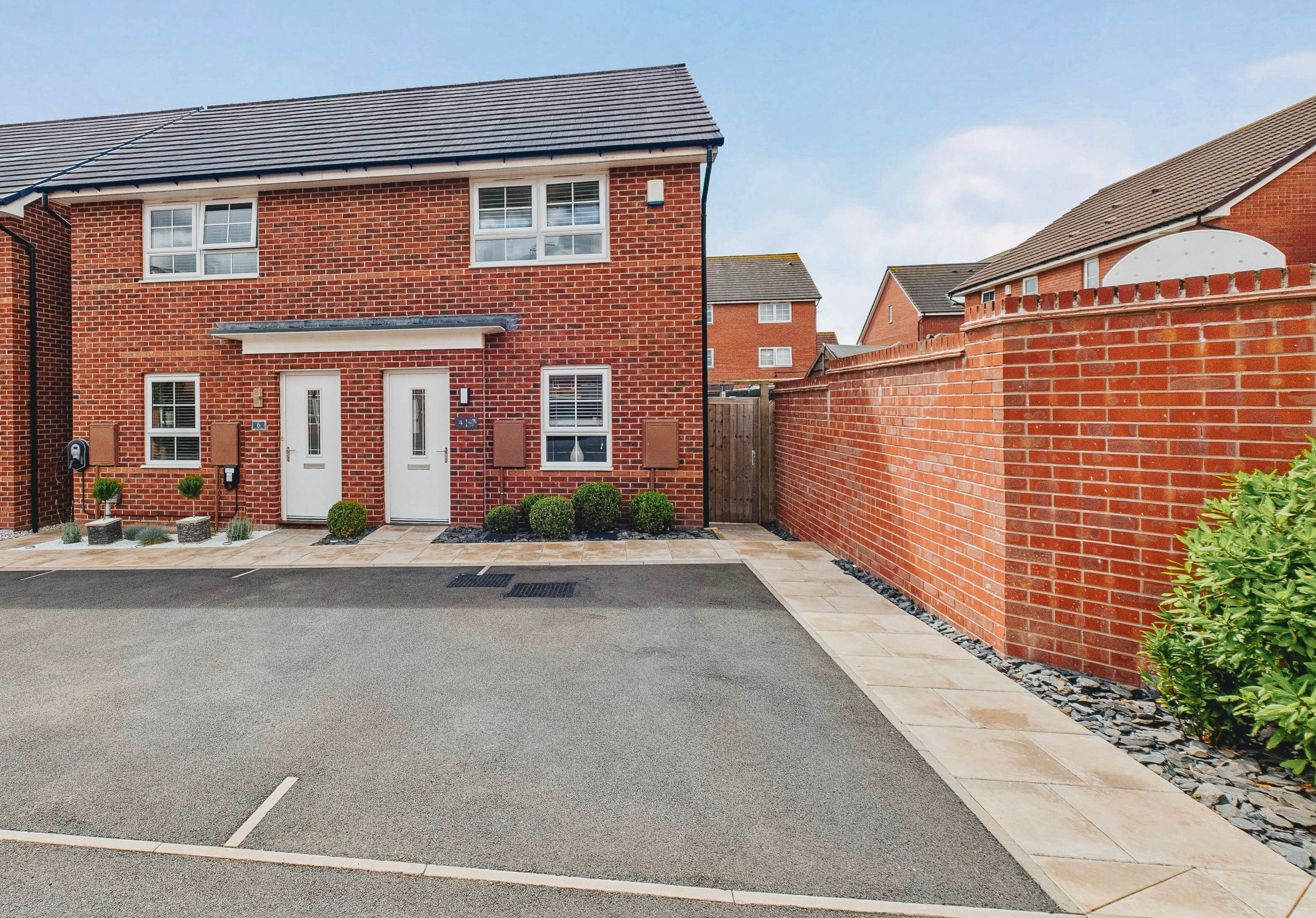 2 bedroom Semi-detached house Under Offer
