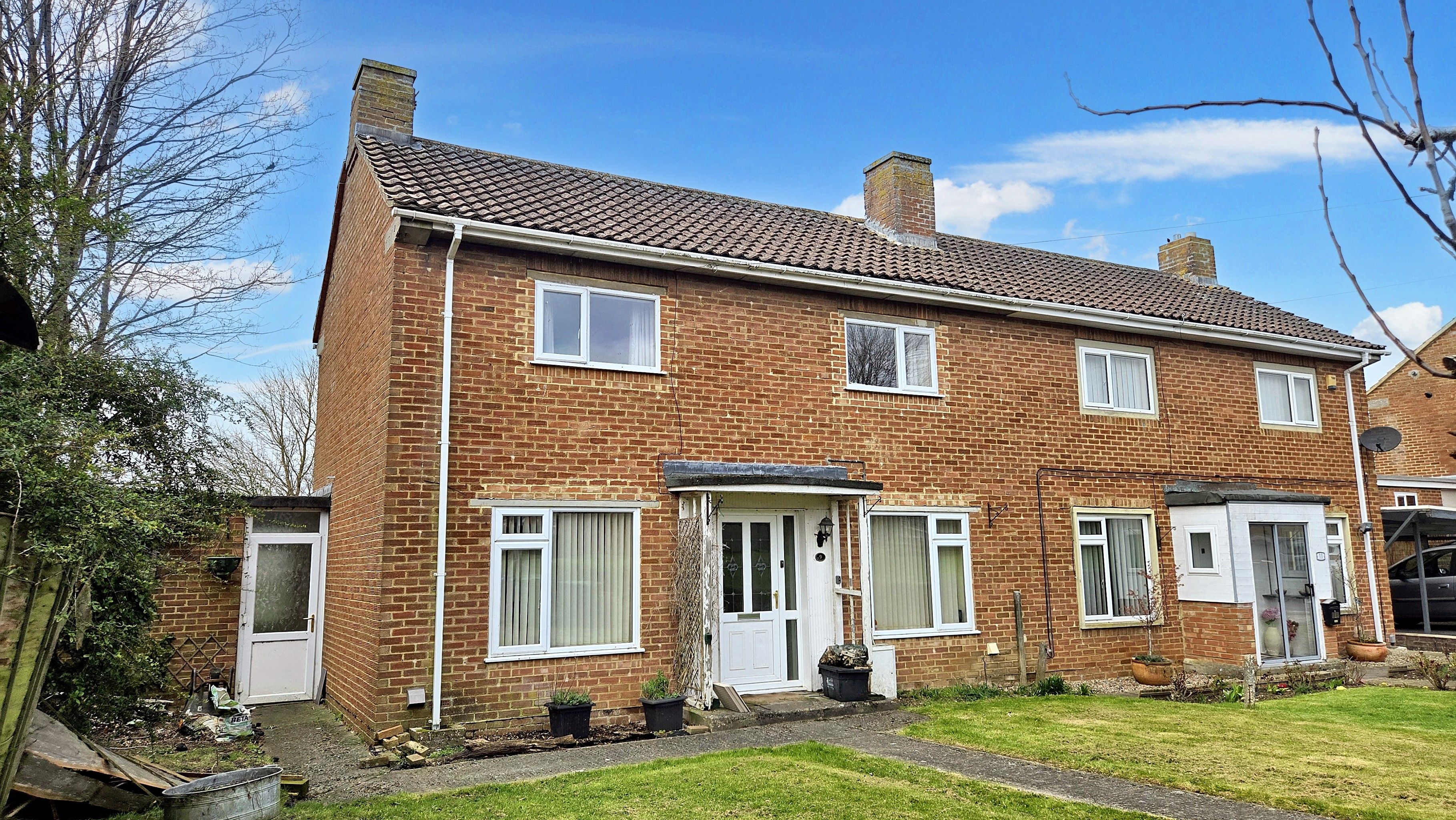 3 bedroom Semi-detached house Under Offer