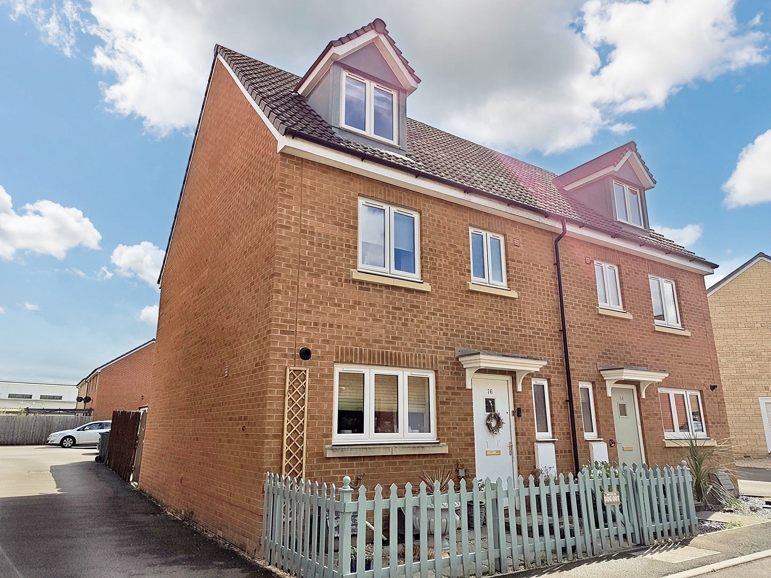 4 bedroom Semi-detached house Under Offer